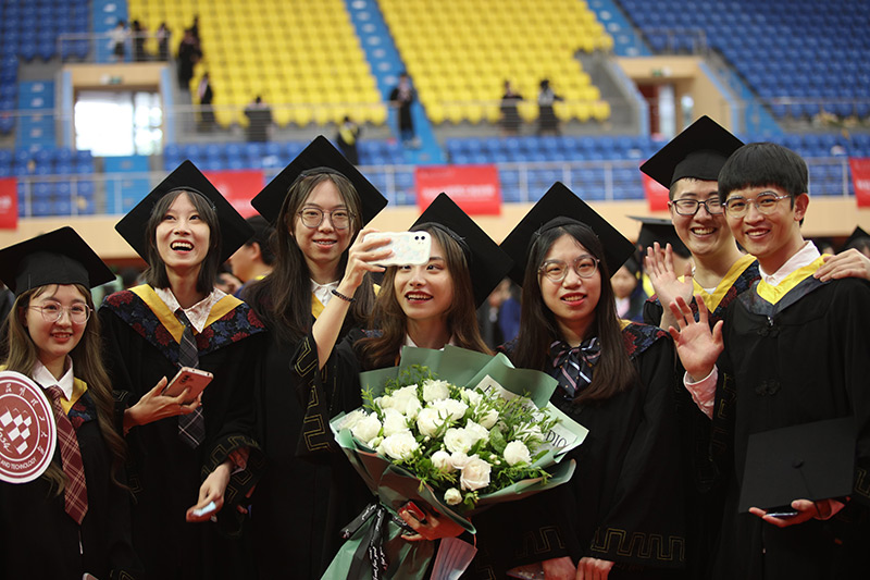 毕业生合影留念。昆明理工大学供图