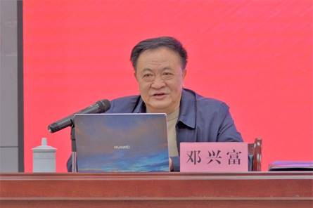 邓兴富同志作题为“硝烟与和平”的主题讲座