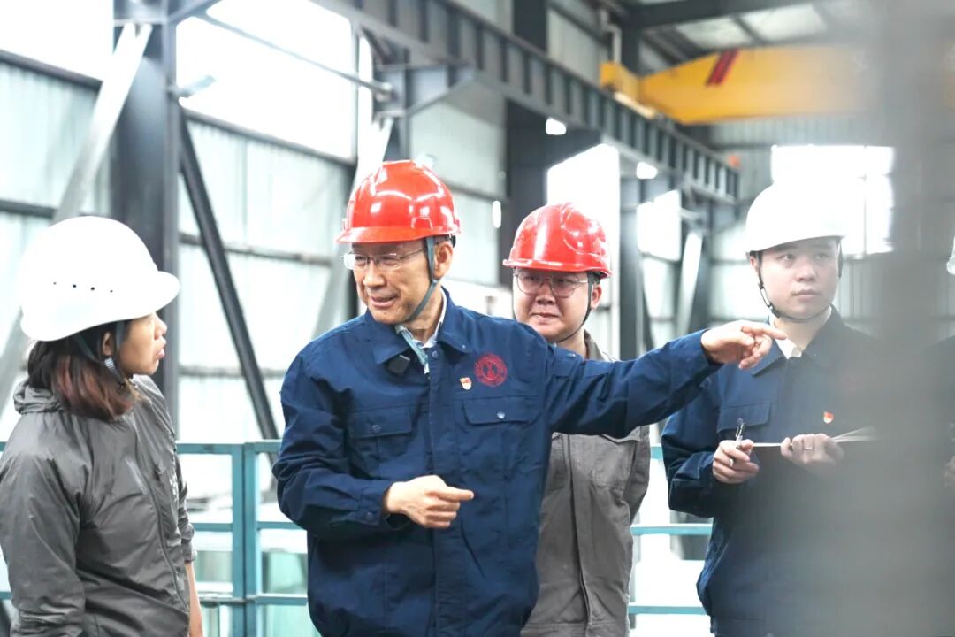 杨斌(左二)深入车间一线).jpg