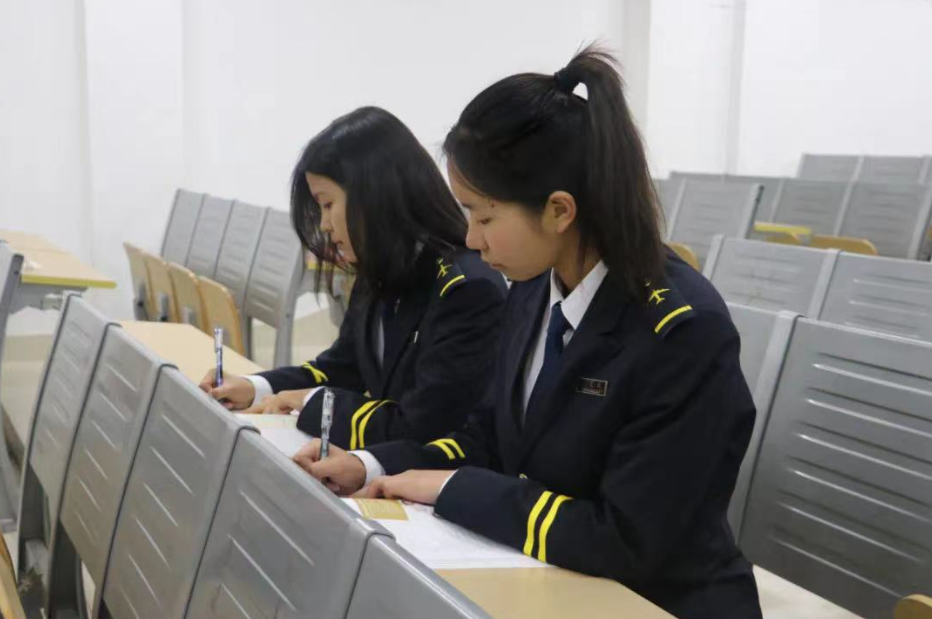 历史首次!昆工民航与航空学院迎来女飞行学员(供图)