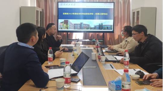 会议室里的人们描述已自动生成